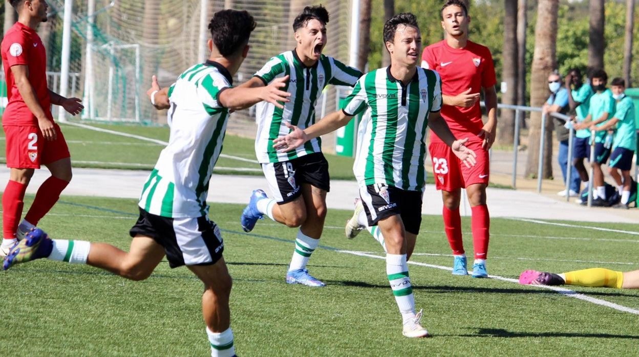 Álex Marín celebra el gol de la victoria ante el Sevilla C