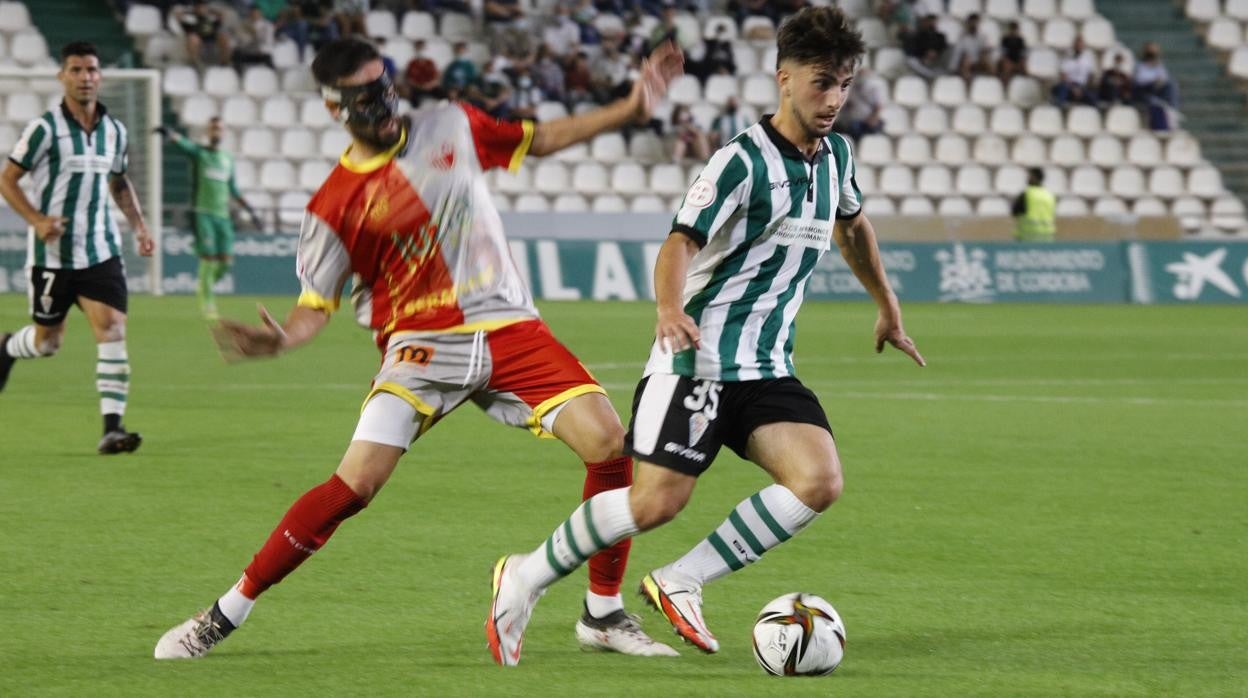 Christian Delgado, perseguido por Sergio Díaz, en el partido ante el Antequera