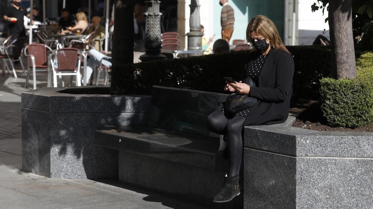 Una mujer disfruta del sol en otoño