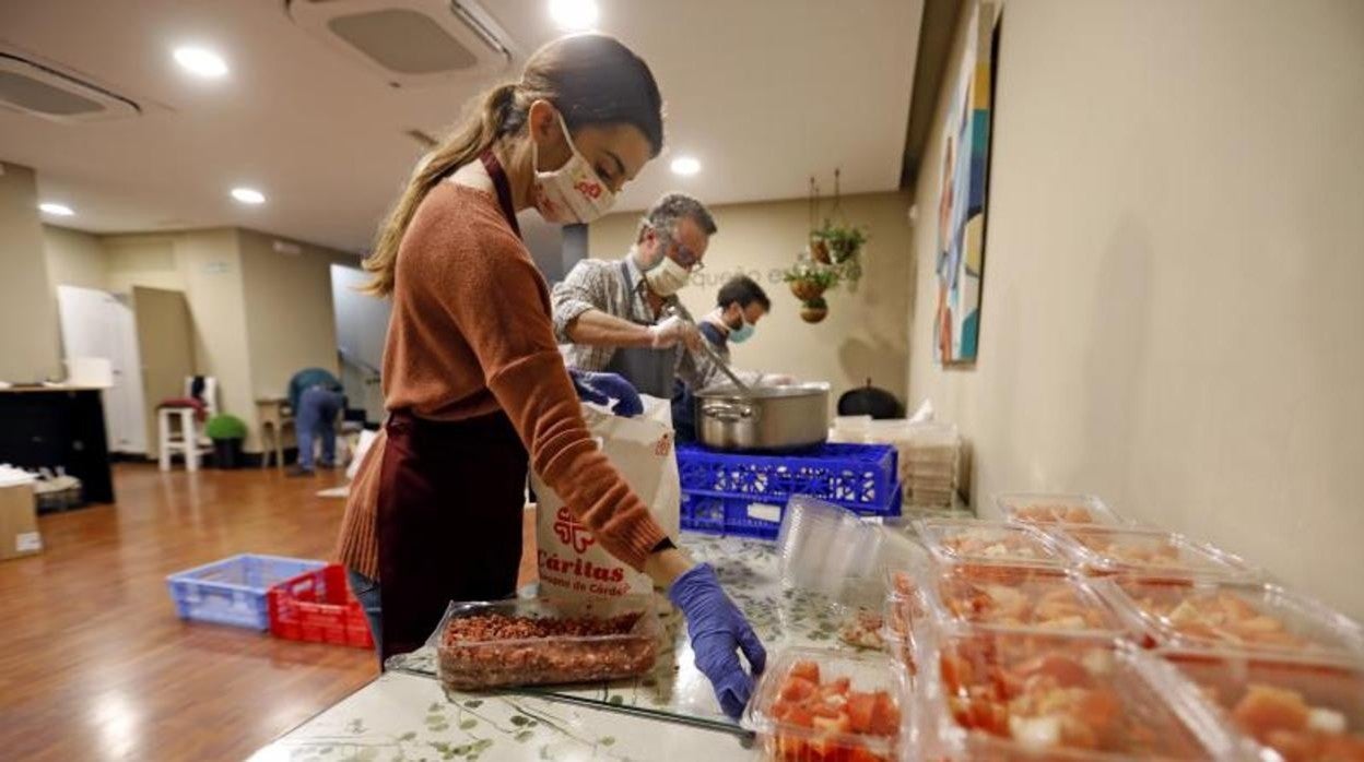 Una joven voluntaria en el centro de Cáritas en Córdoba