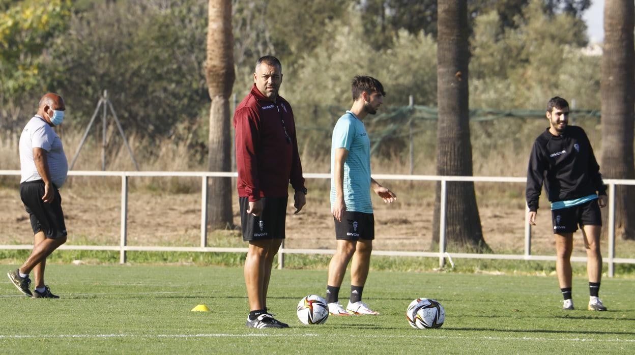 El entrenador del Córdoba, Germán Crespo, en el entrenamiento con sudadera