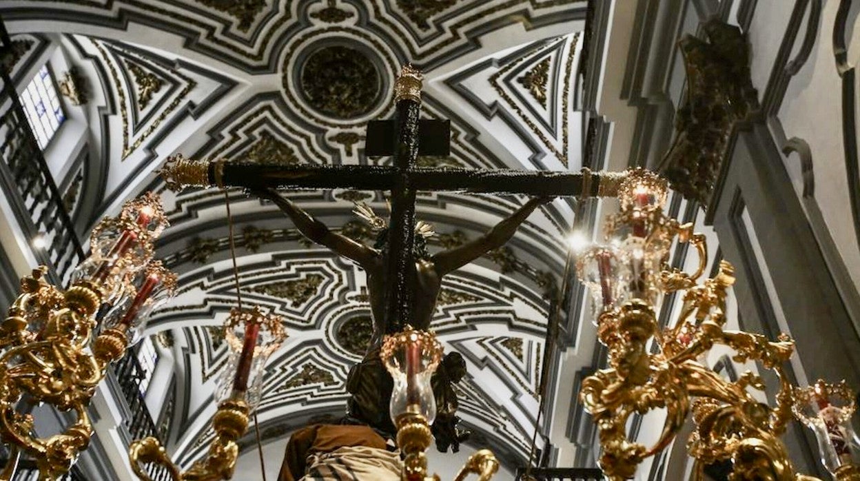 El Cristo de la Exaltación, en el interior de la iglesia de San Juan de Málaga