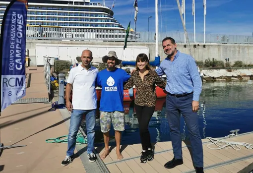 Manu López junto a Kiko Cuberta y Pepe Albújar, de Pozos sin Fronteras, y Ruth Sarabia, concejala de Participación Ciudadana del Ayuntamiento de Málaga