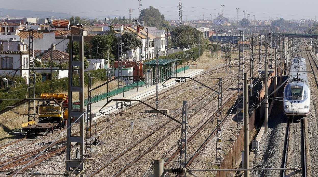 Tren de cercanías en la estación de El Higuerón de Córdoba