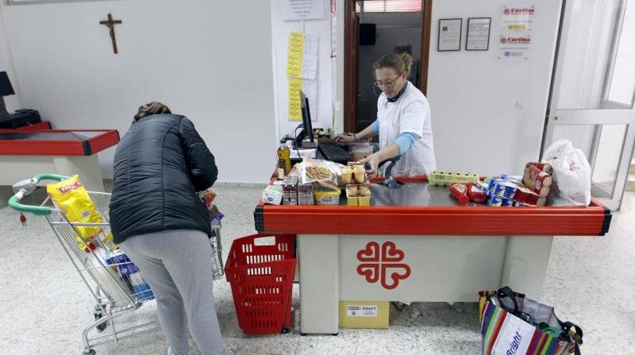 Reparto de alimentos en una Cáritas de Córdoba