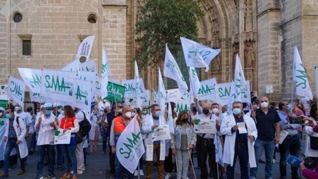 Los médicos andaluces se manifiestan contra el desmantelamiento de la Atención Primaria