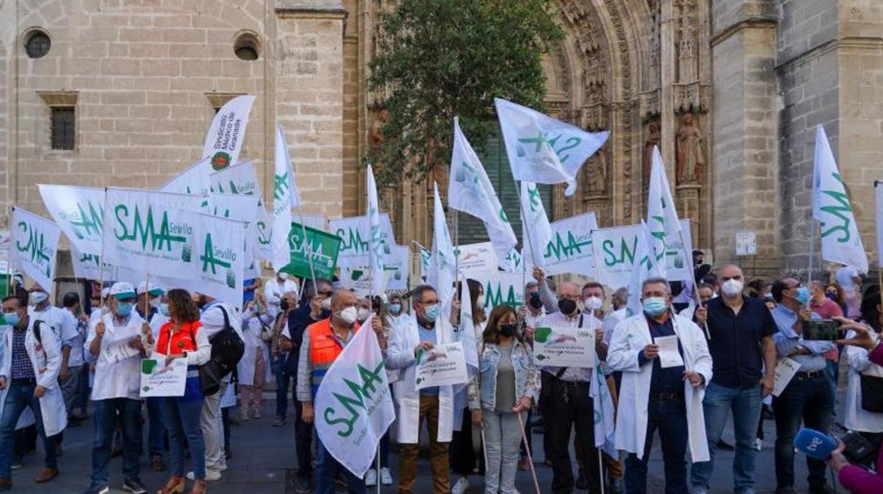 Los médicos se manifiestan delante de la sede central del SAS