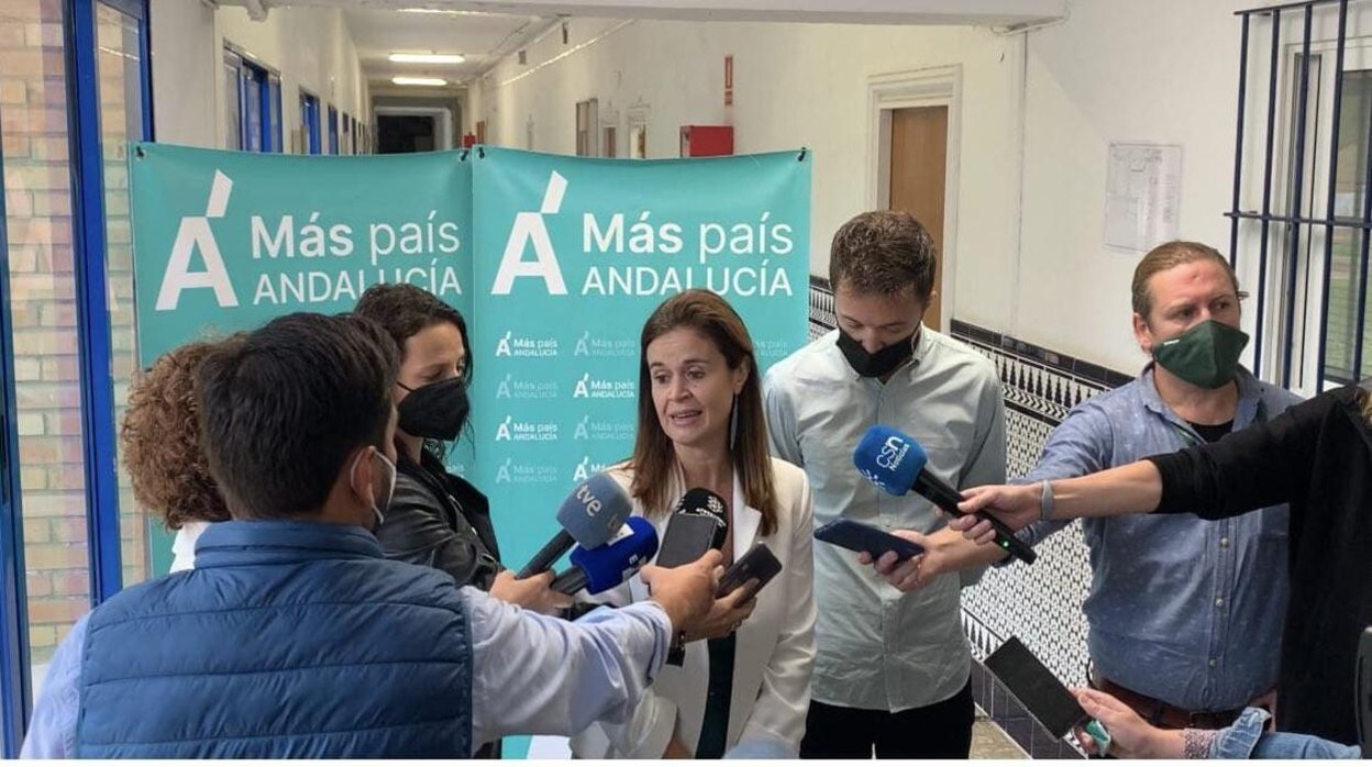 La candidata de Más País, Esperanza Gómez, atiende a los medios junto a Íñigo Errejón