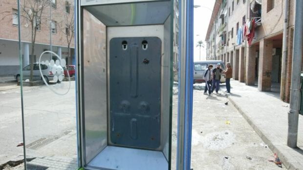 El Ayuntamiento prepara un plan para retirar todas las cabinas telefónicas de Córdoba