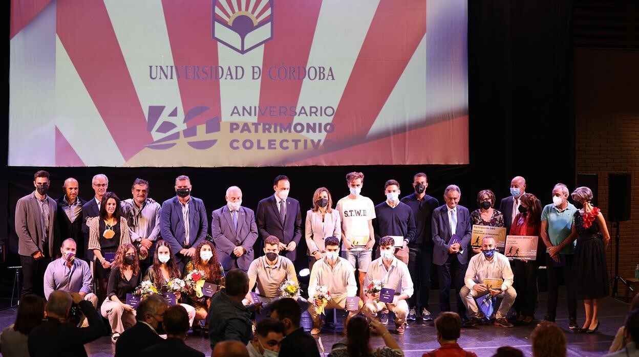El rector de la UCO, arriba y en el centro, junto al resto de premiados y autoridades en la Gala del Deporte