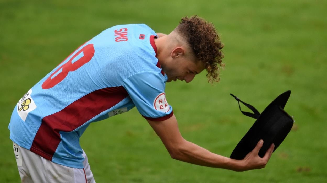 Simo celebra el gol del triunfo en Lepe con un sombrero cordobés