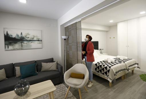 Una trabajadora de unos apartamentos turísticos de Córdoba prepara uno de ellos