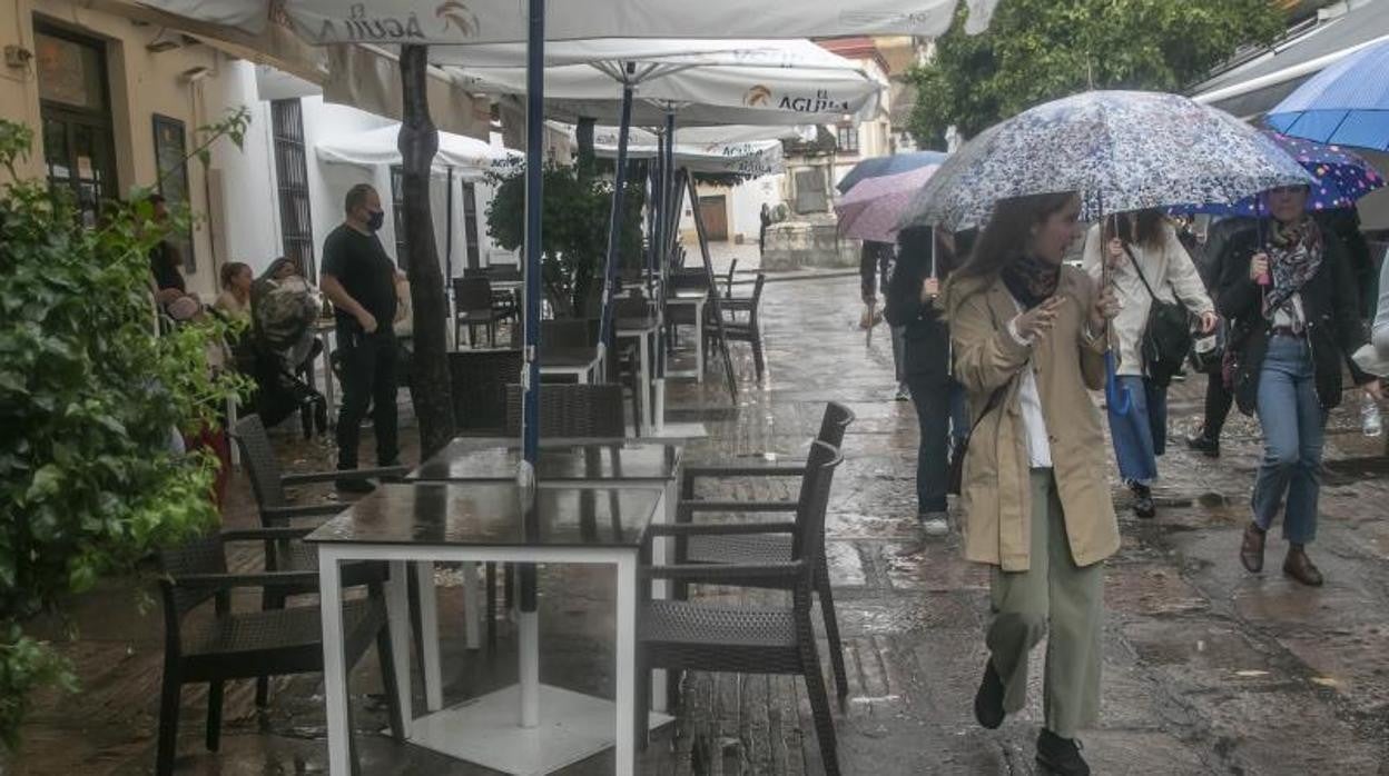 Turistas paseando ayer por la Judería en Córdoba