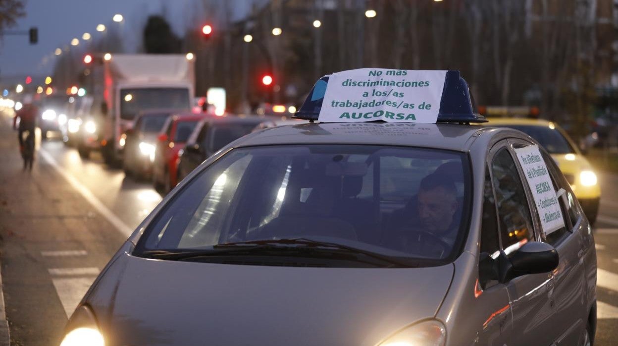 Un momento de la caravana de protesta, hoy, de los trabajadores de Aucorsa