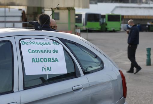 Imagen de un coche participante en la caravana de protesta de Aucorsa, a su salida en las cocheras