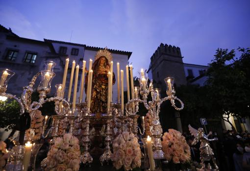 Rosas rosas adornan el paso de la Virgen del Amparo