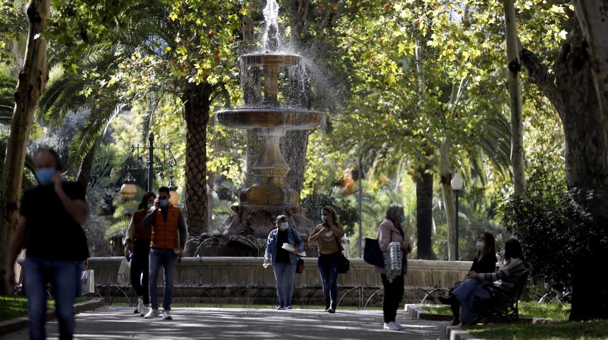 Varias personas paseando por el parque de Colón