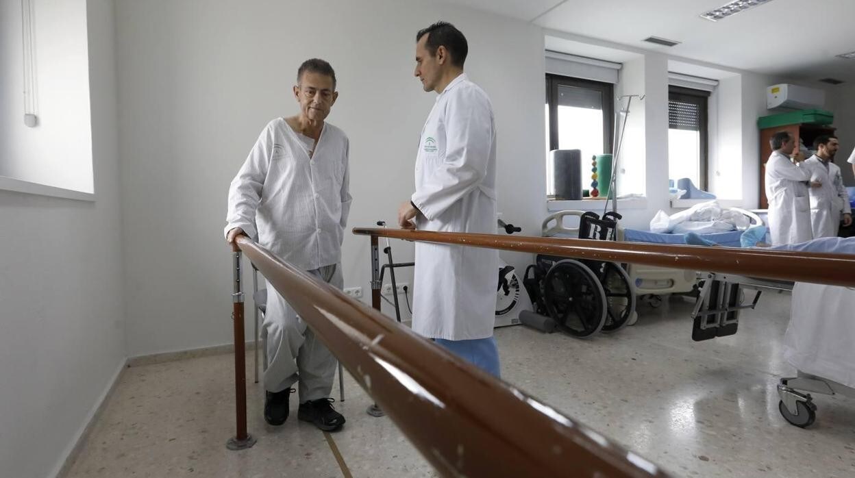 Un paciente en la sala de Neurorehabilitación del Reina Sofía para personas que han sufrido un ictus