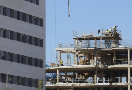 Trabajadores de la construcción, acometiendo una promoción en la capital