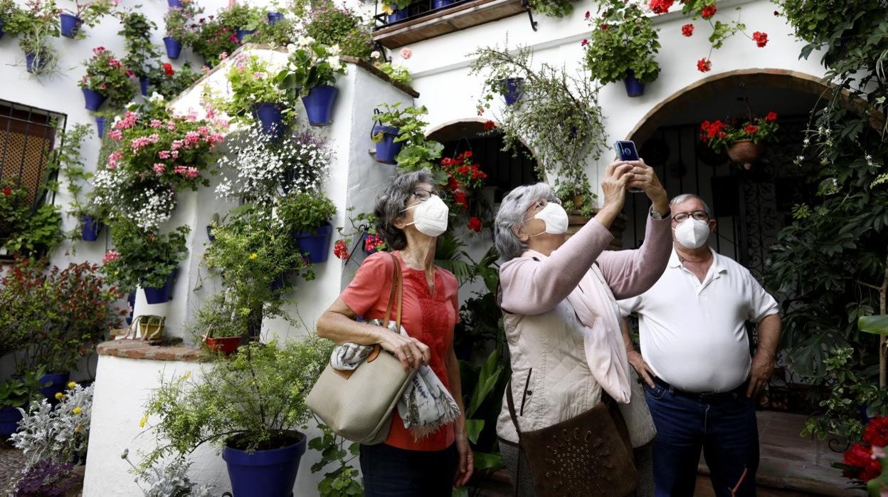 Visitantes en uno de los patios participantes en la última edición del concurso