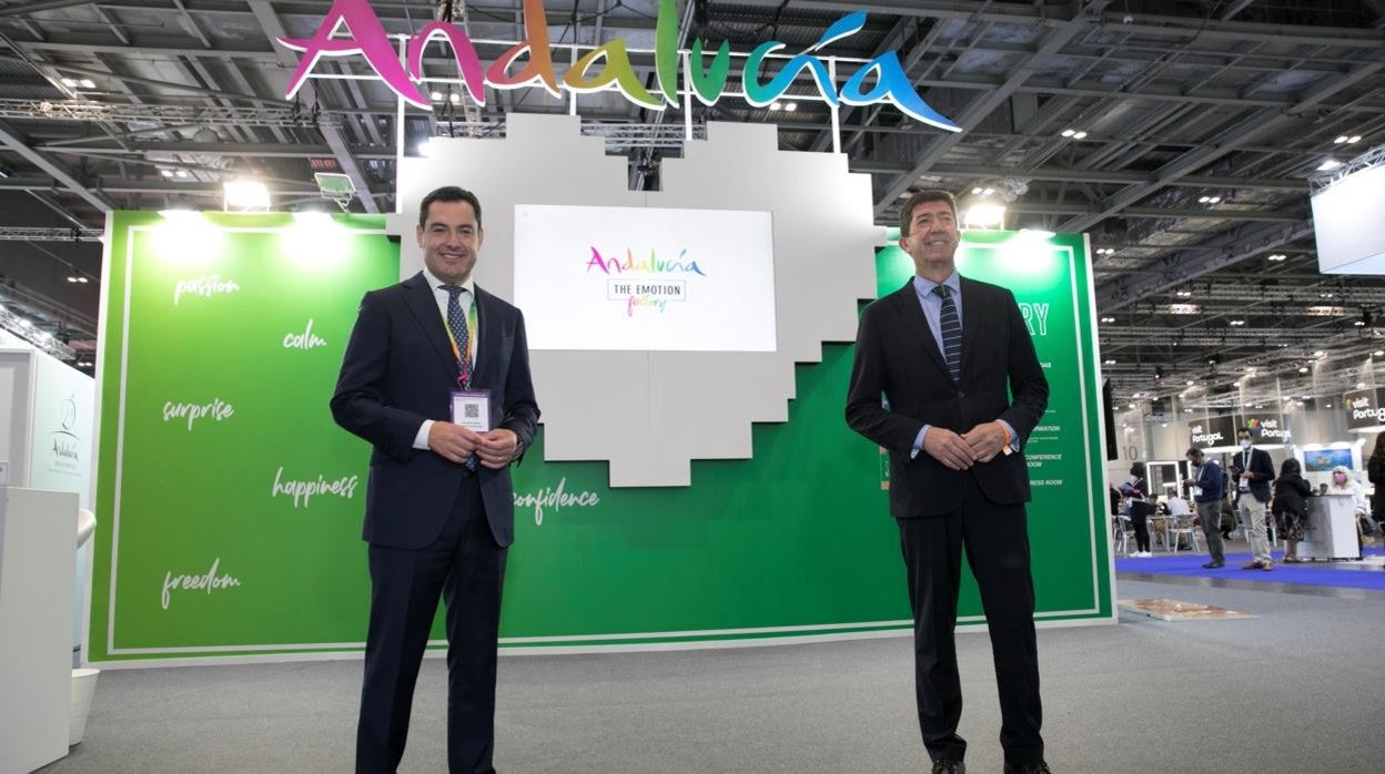 Juanma Moreno y Juan Marín, ayer en el espacio de Andalucía de la feria del turismo de Londres