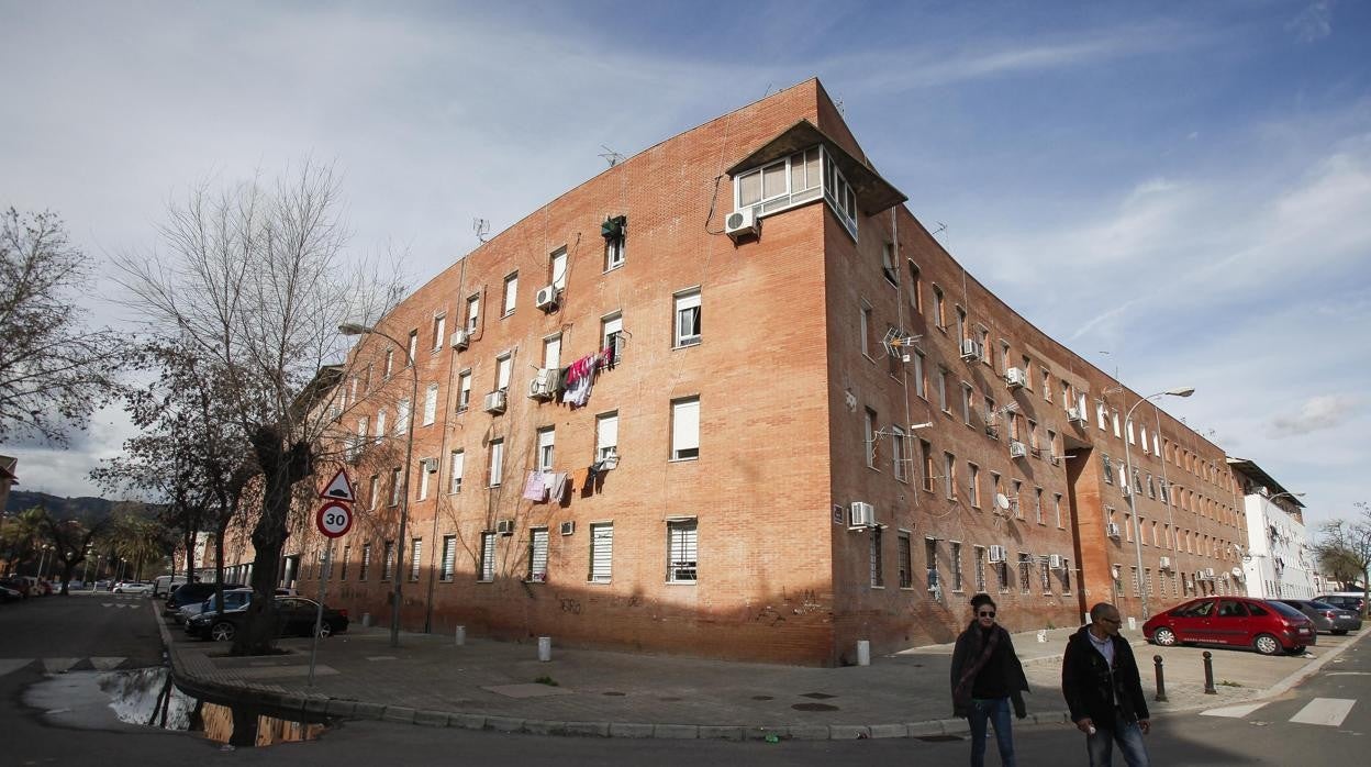 Dos vecinos en el barrio de Las Palmeras