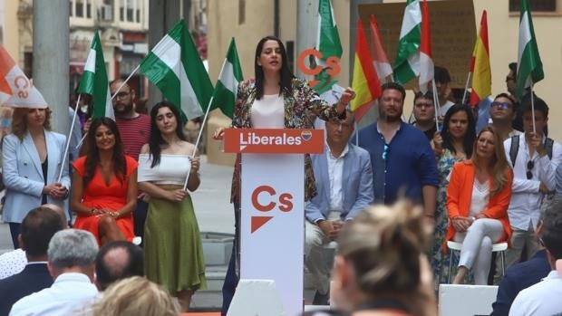 Arrimadas, al PP: «Ciudadanos ha sido el motor del cambio. Otros saben ponerse mejor las medallitas»