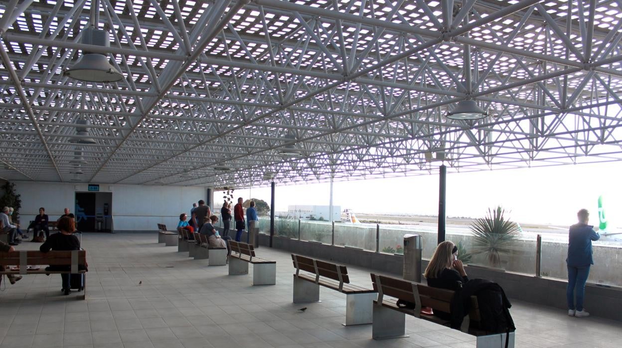 Terraza de embarque del aeropuerto de Almería.