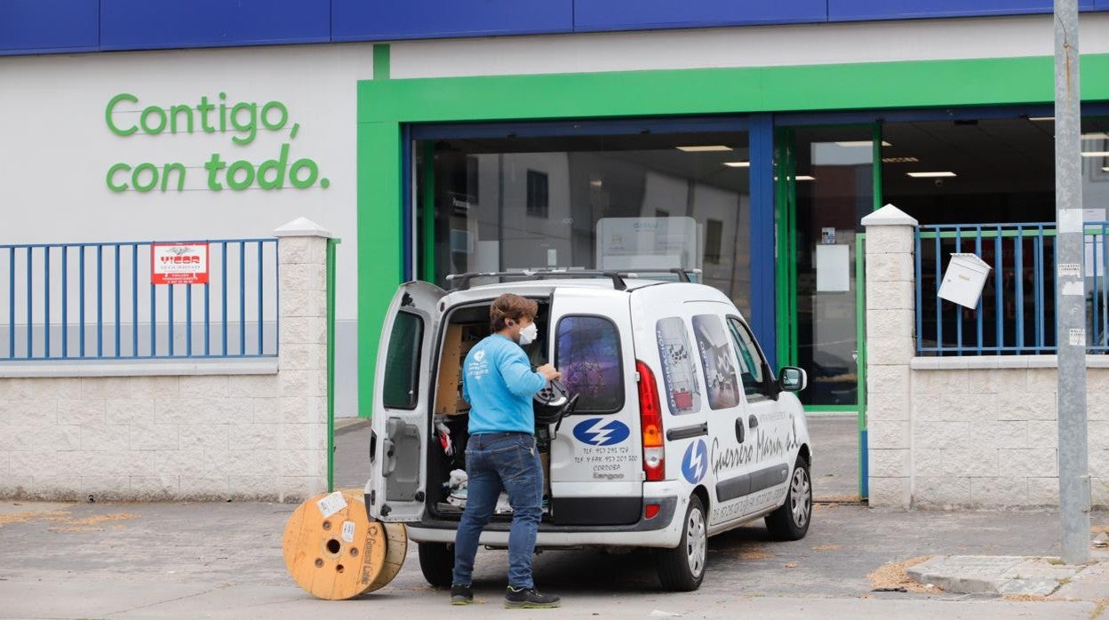 Un trabajador descarga material de su vehículo comercial en Las Quemadas