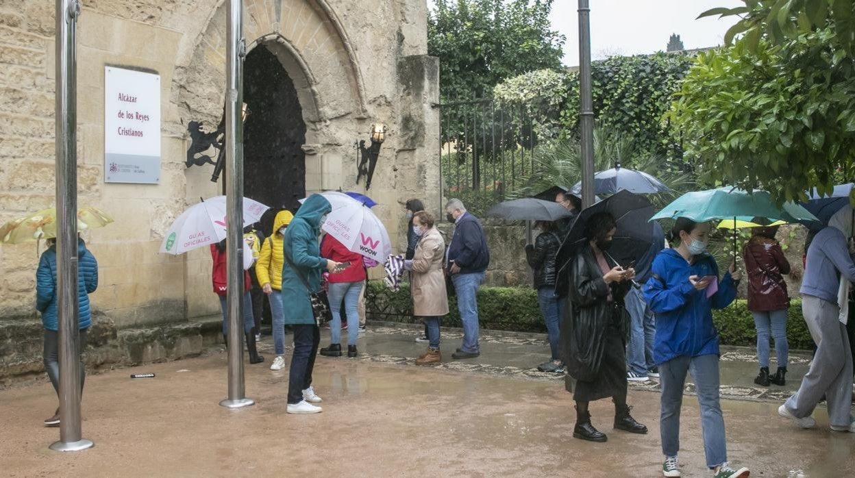 Turistas, frente a la entrada del Alcázar durante el puente de Todos los Santos