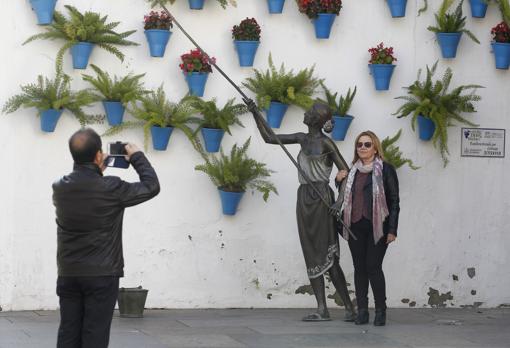 Turistas se fotografian junto a La Regaora, de Belmonte