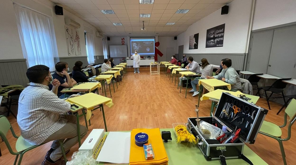 Curso de bordado en la hermandad del Prendimiento de Córdoba