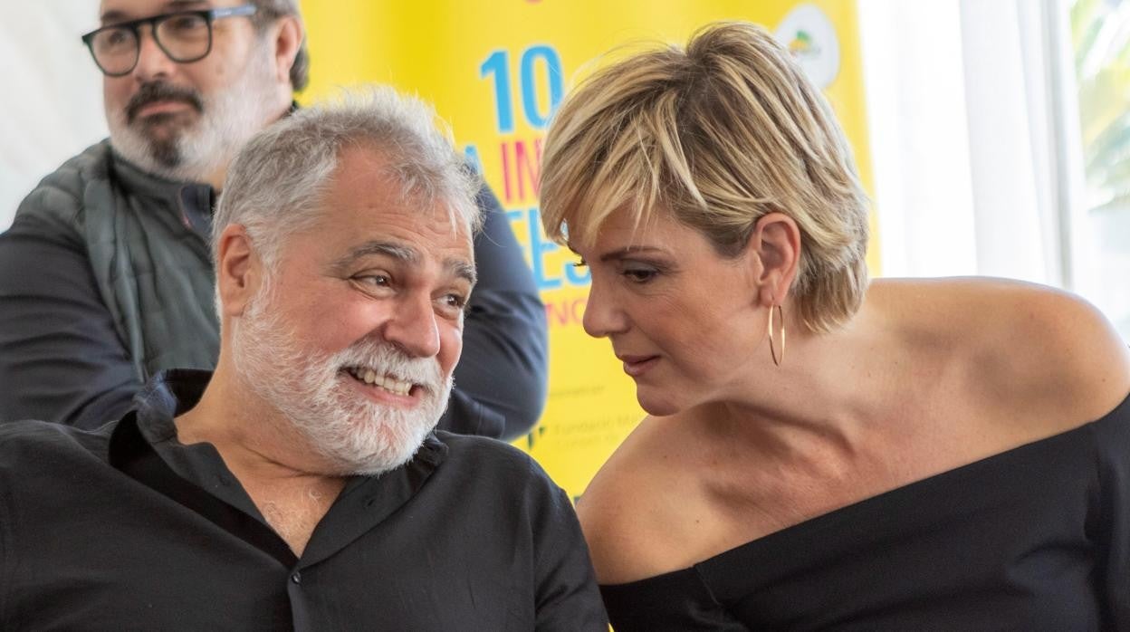 Benito Zambrano junto a una de las actrices de su última película