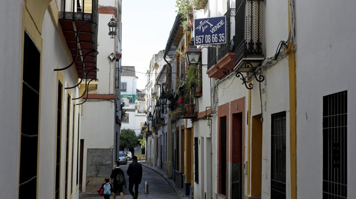 Una casa del Casco histórico de Córdoba con el cartel de 'Se vende'