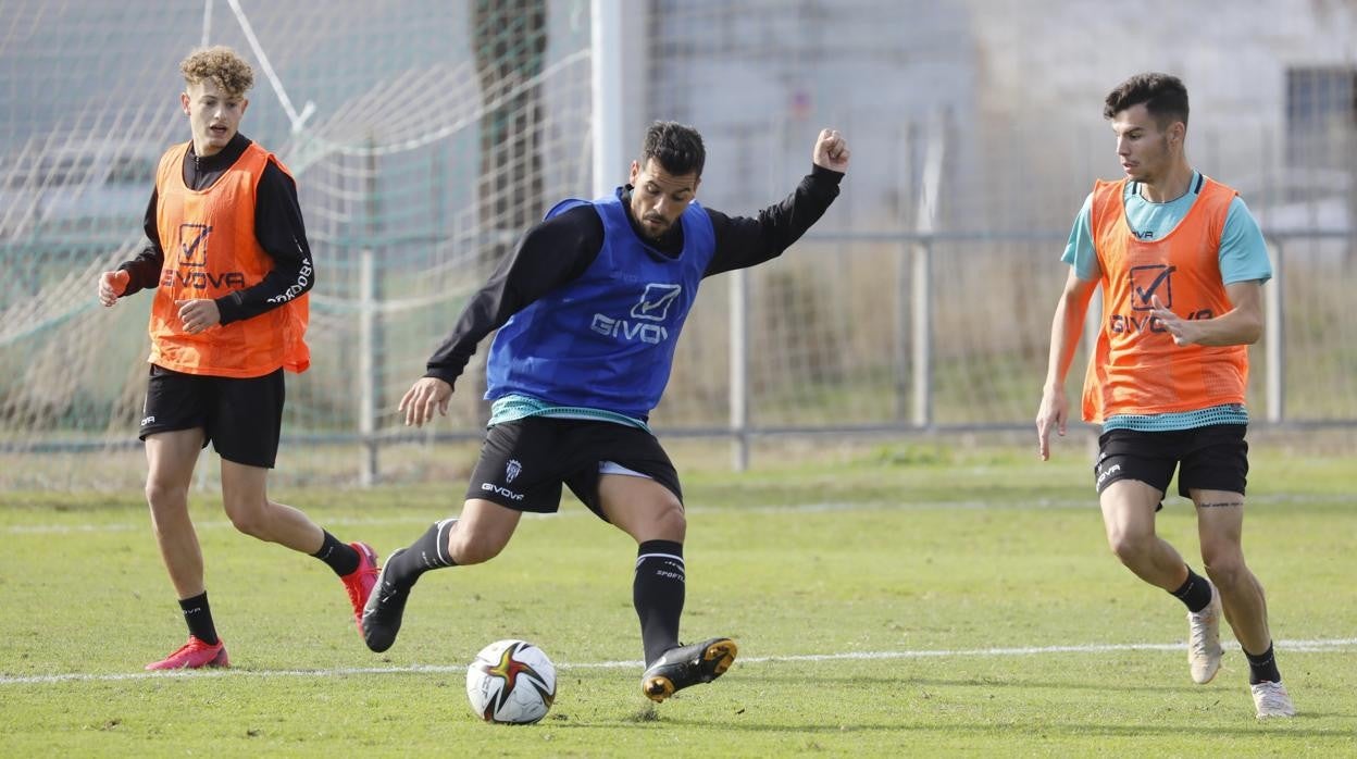 El lateral derecho del Córdoba José Ruiz regatea a Luismi y Simo en el entrenamiento de este miércoles