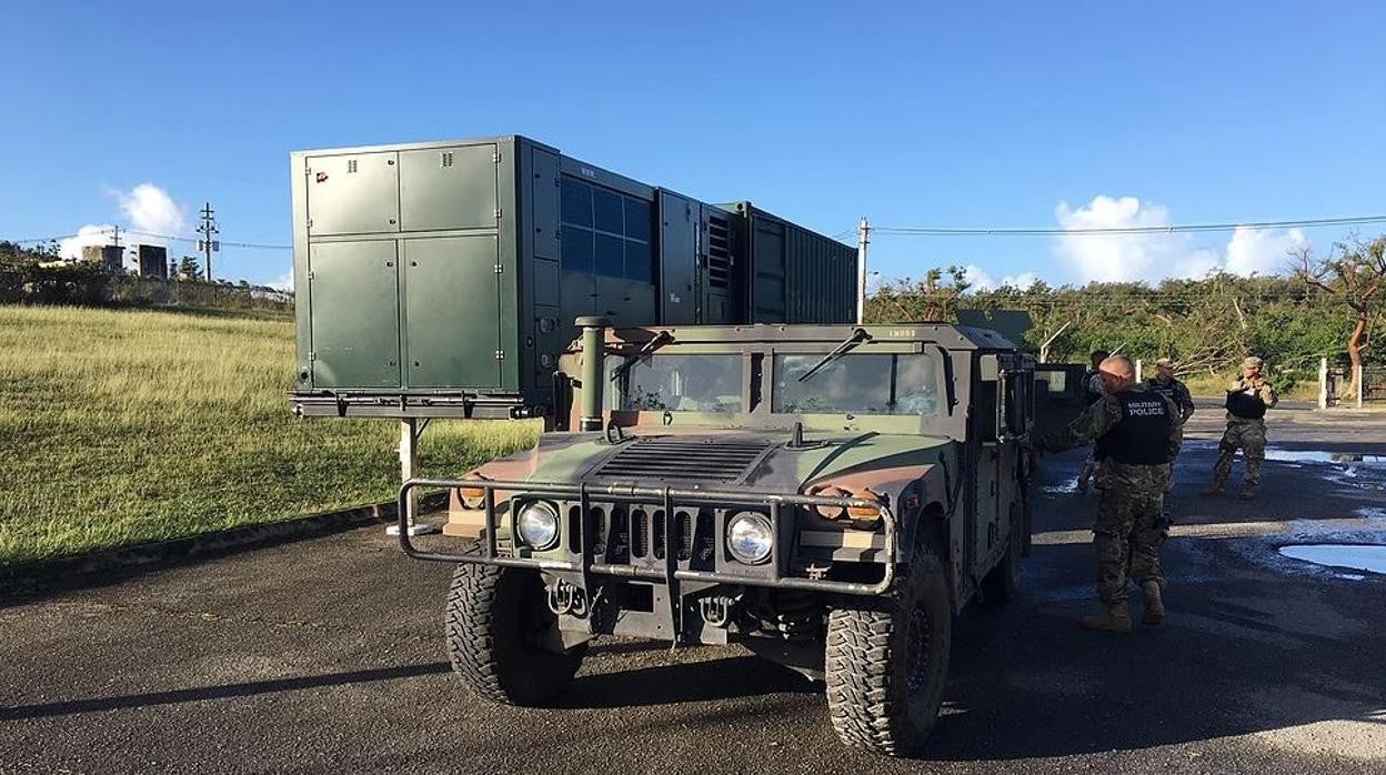 Militares transportan los generadores de agua potable de la empresa de Lucena Genaq