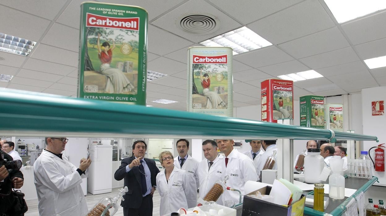 Laboratorio de control de la planta de Deoleo en Córdoba