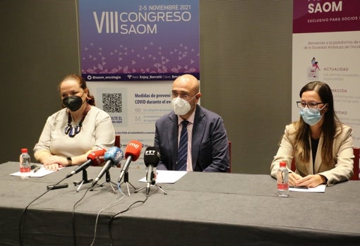 Ana Laura Ortega, Antonio Rueda y Elisabeth Pérez, este jueves en Málaga