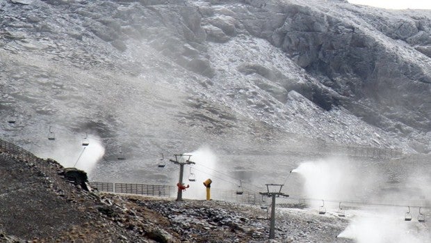 Sierra Nevada pone a funcionar sus cañones de nieve artificial