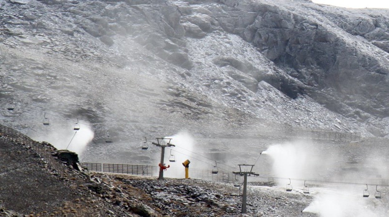 Sierra Nevada pone a funcionar sus cañones de nieve artificial