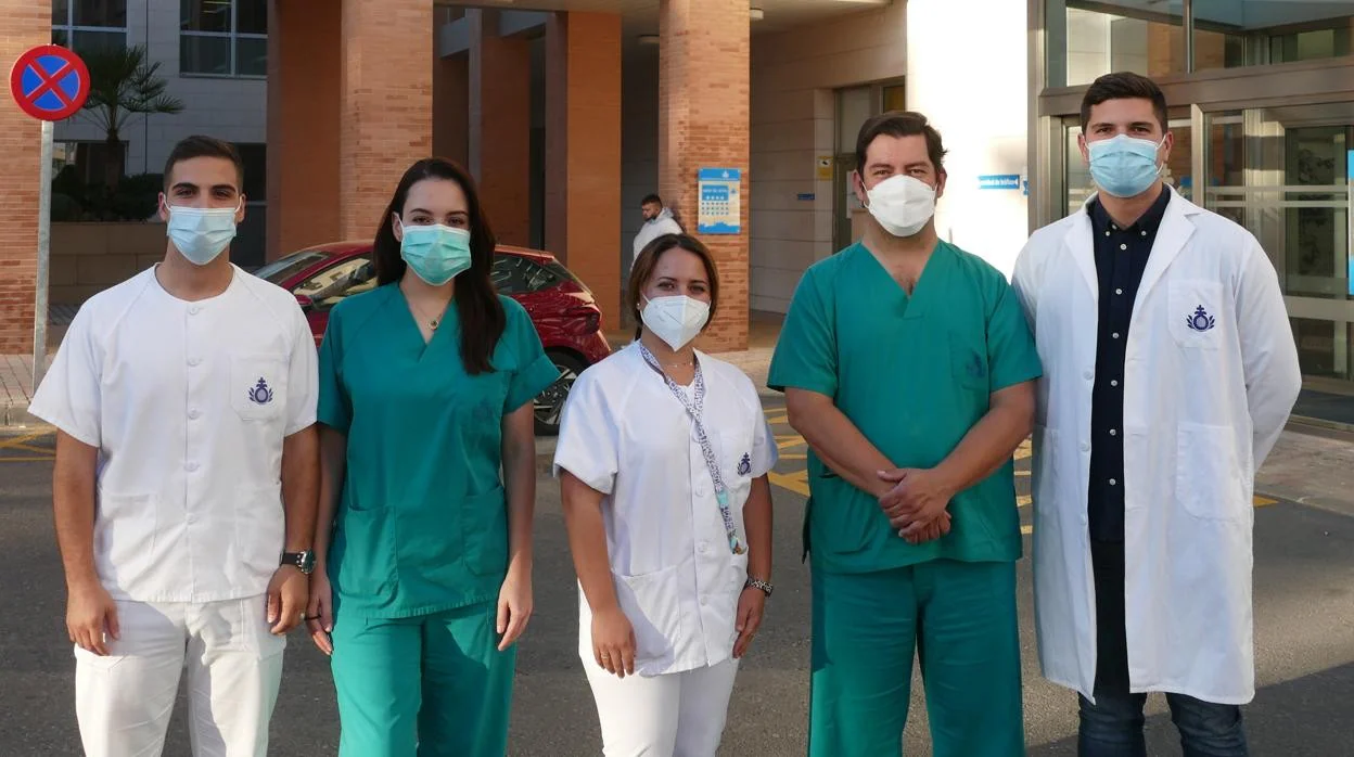 El doctor Candau y parte de su equipo a las puertas del Hospital San Juan de Dios de Córdoba