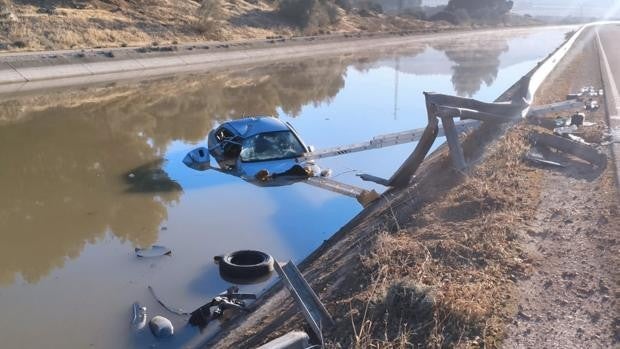 Accidente Córdoba | Tres heridos al caer su coche en el canal de Cordobilla en Puente Genil