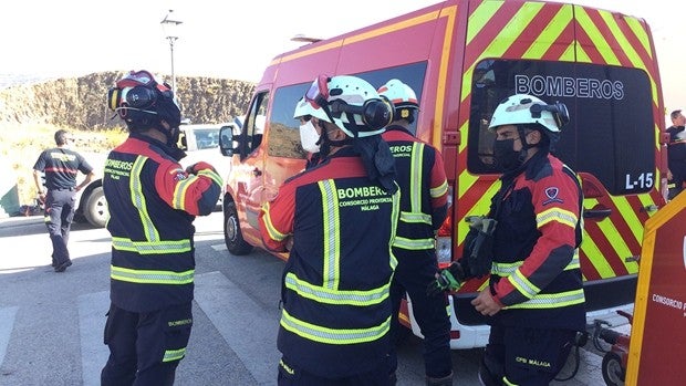 Hallan un muerto en una furgoneta ardiendo en el puerto de Málaga