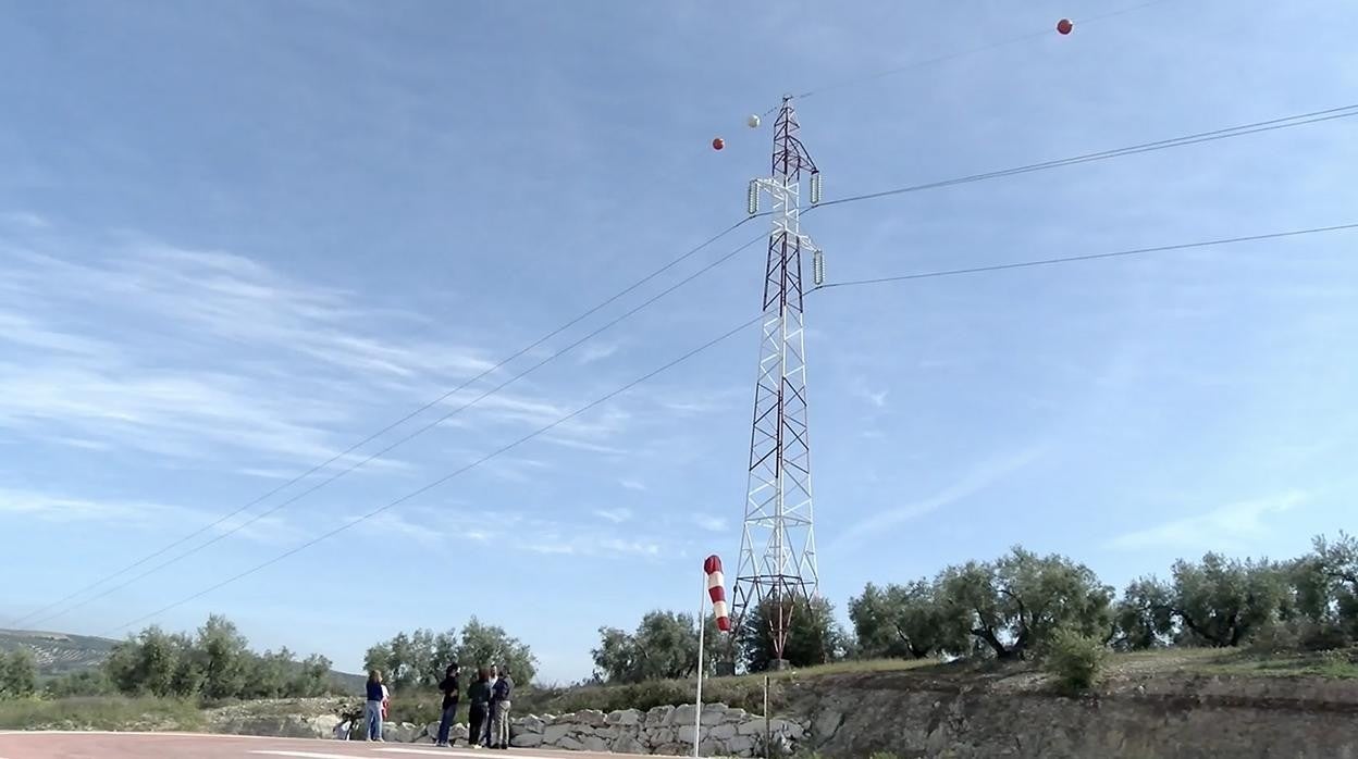 Línea de alta tensión eléctrica que cruza los terrenos donde está proyectado el hospital público de Lucena