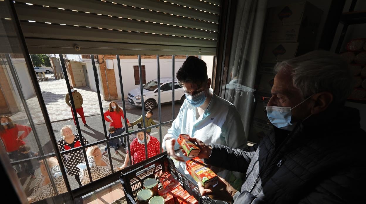 Reparto de alimentos en la parroquia de Jesús Divino Obrero en Córdoba