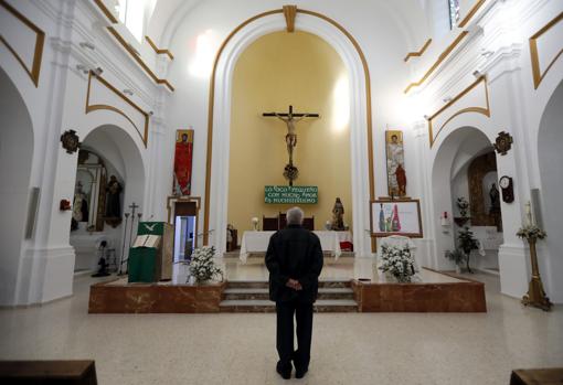 El párroco de Santas Margaritas, Antonio Juan Caballero, ante el altar mayor de la iglesia