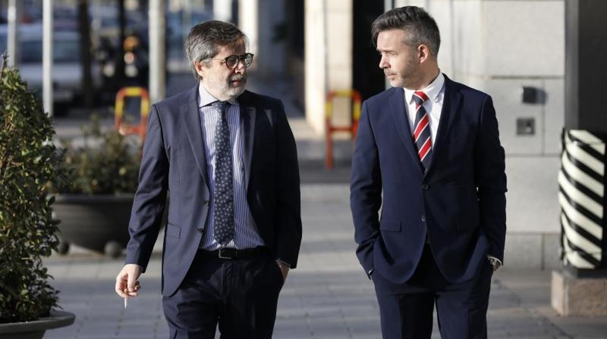 Carlos González junto a Sergio García, su yerno, antes de la junta de accionistas