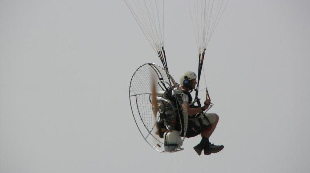 Un hombre practica el parapente