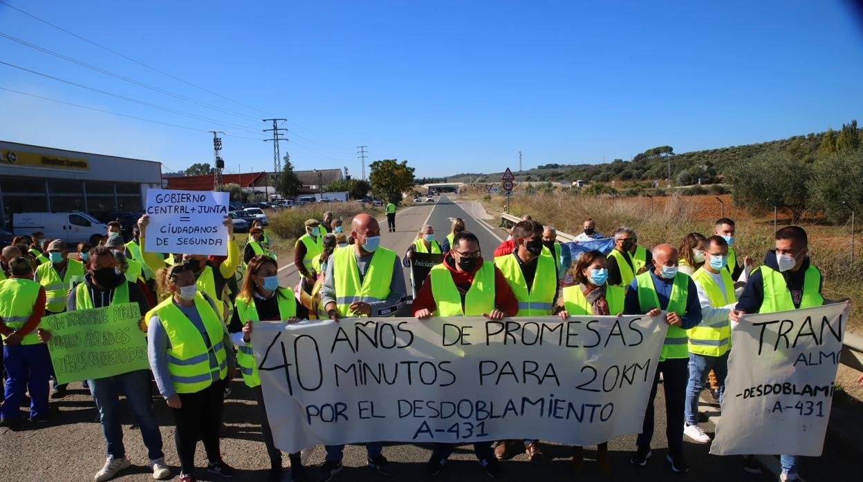 Protesta ante la falta de medios de transportes públicos en los pueblos de la Vega del Guadalquivir