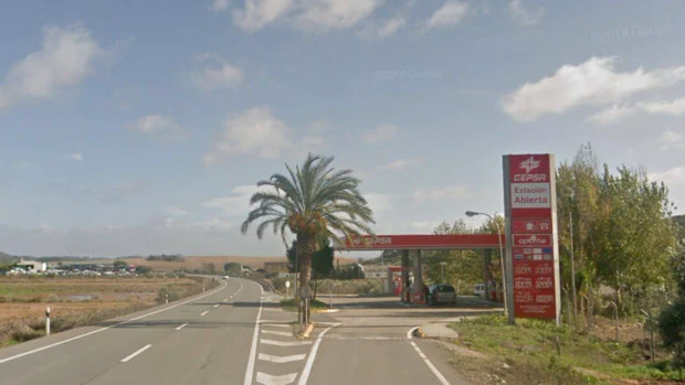 Roba un coche con un niño dentro en un pueblo de Málaga y lo deja en una gasolinera a las afueras
